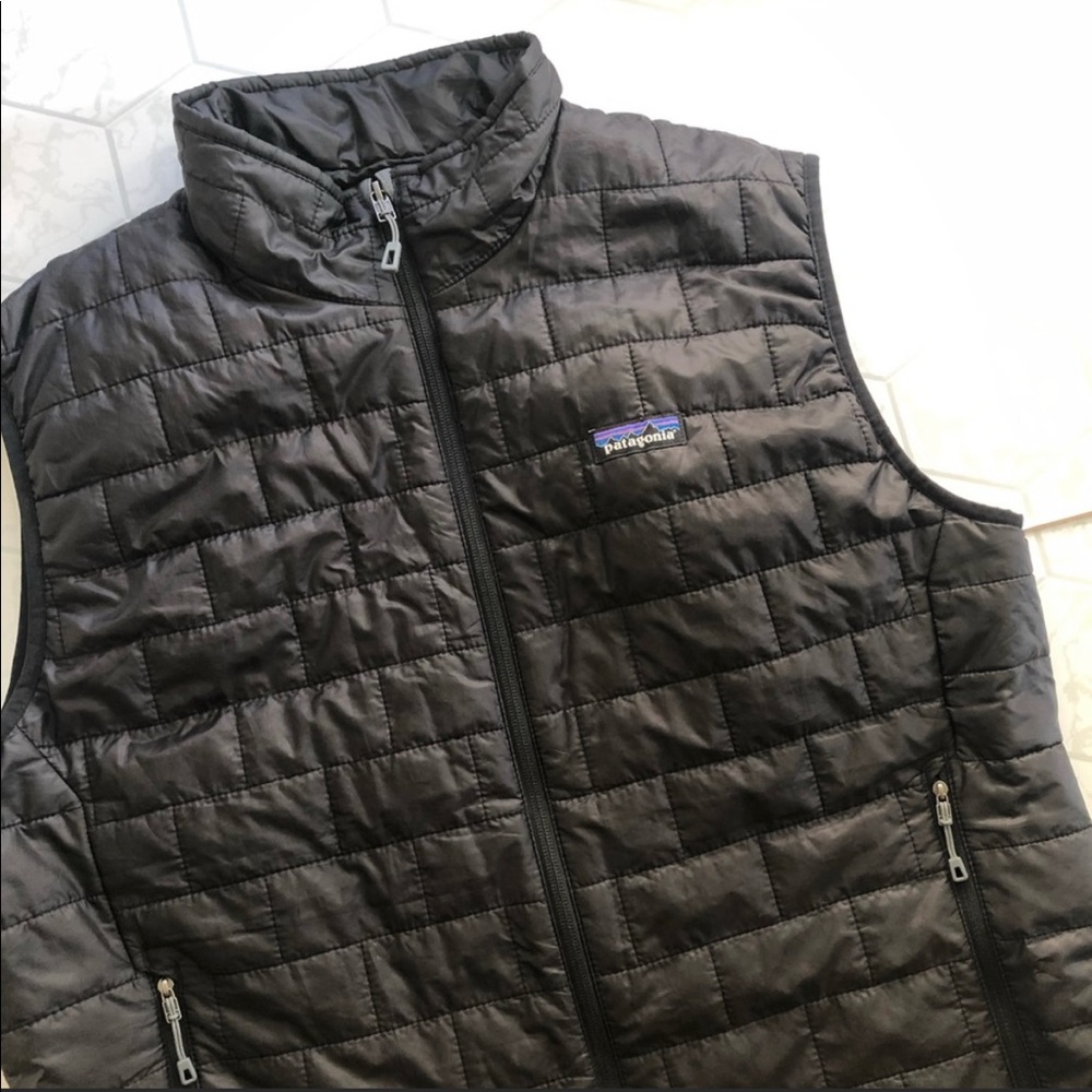 Patangonia vest size medium in excellent condition. Barely worn maybe twice